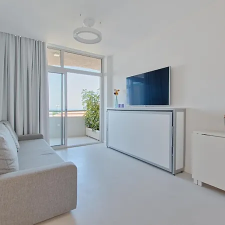 Luxury Costa 2 *
